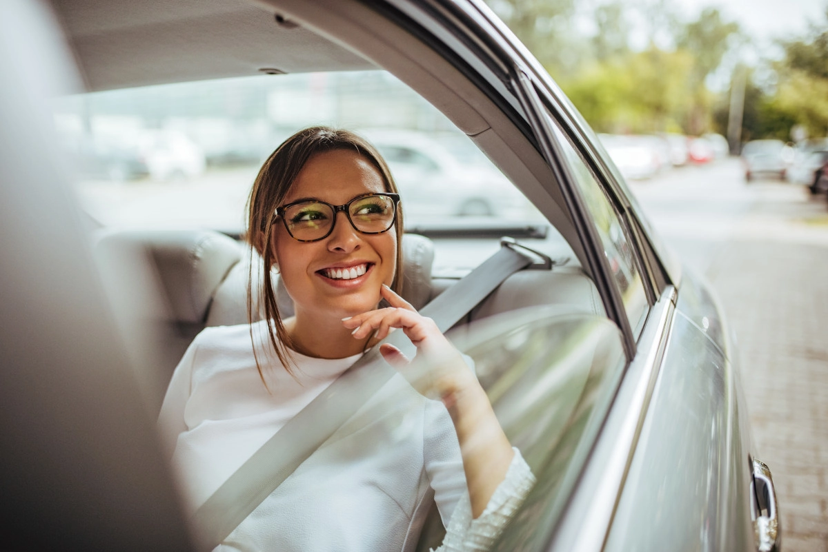 mujer disfruta ruta urbana en taxi